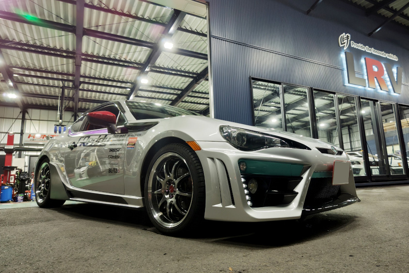 スバル・BRZの右フロントビュー