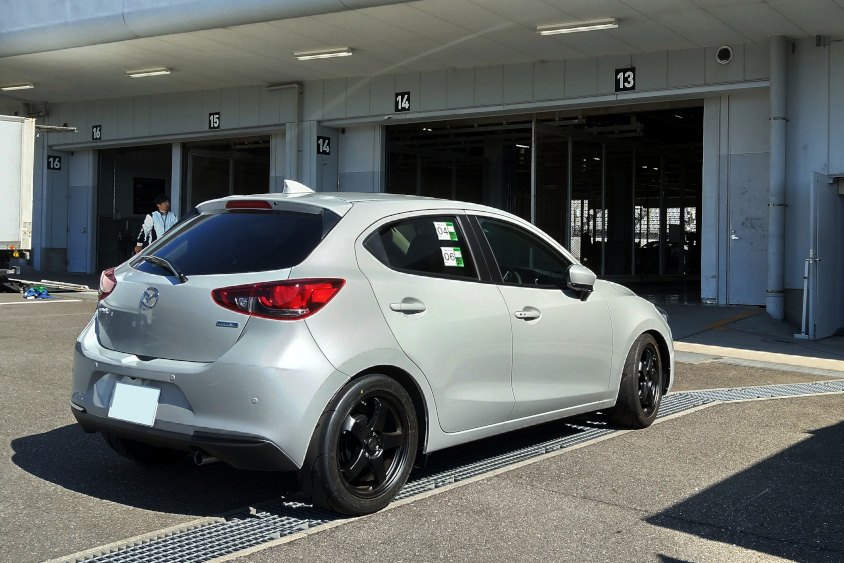 マツダ・MAZDA2の右リアビュー