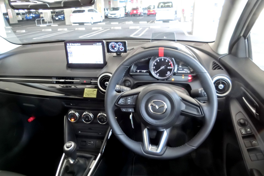 マツダ・MAZDA2の運転席