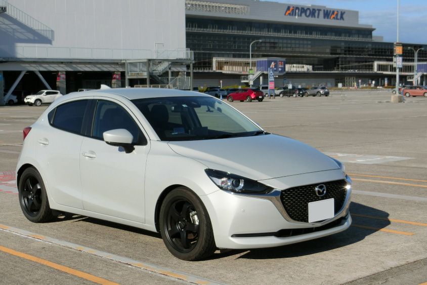 マツダ・MAZDA2の右フロントビュー
