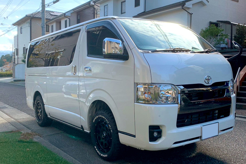 トヨタ・ハイエースの右フロントビュー