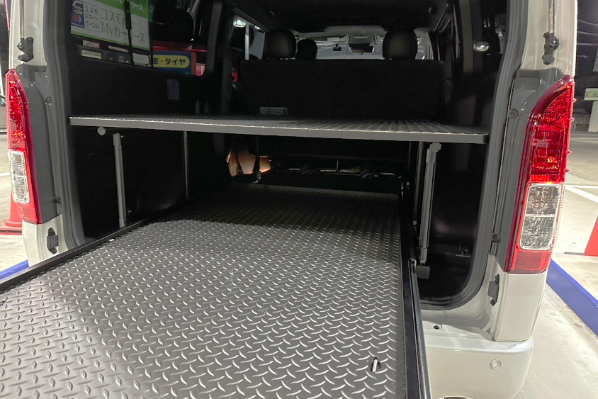 トヨタ・ハイエースに設置したスライドレール