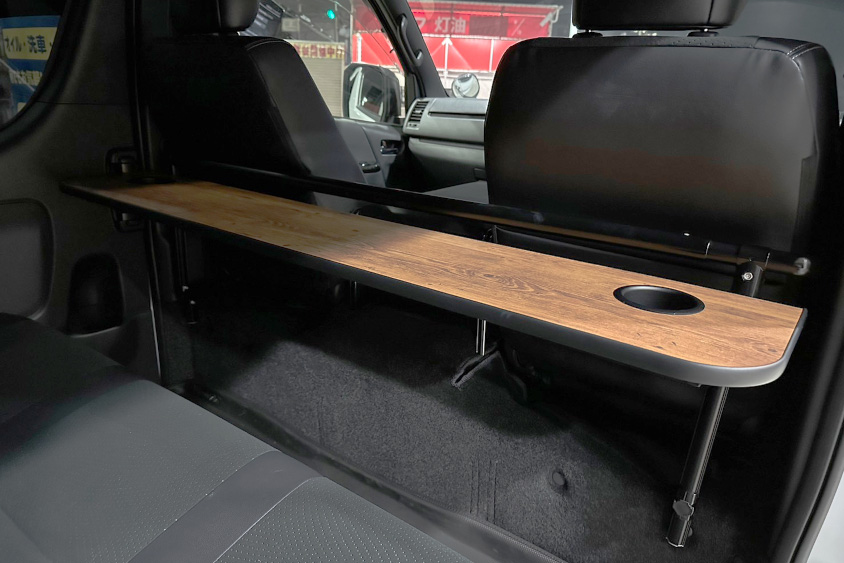 トヨタ・ハイエースに設置したテーブル