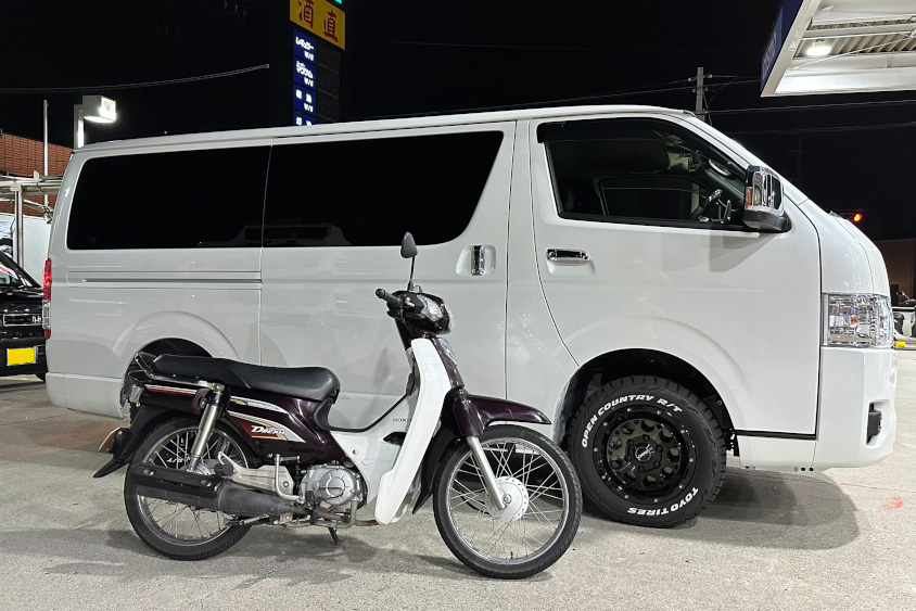トヨタ・ハイエースとホンダ・スーパーカブ