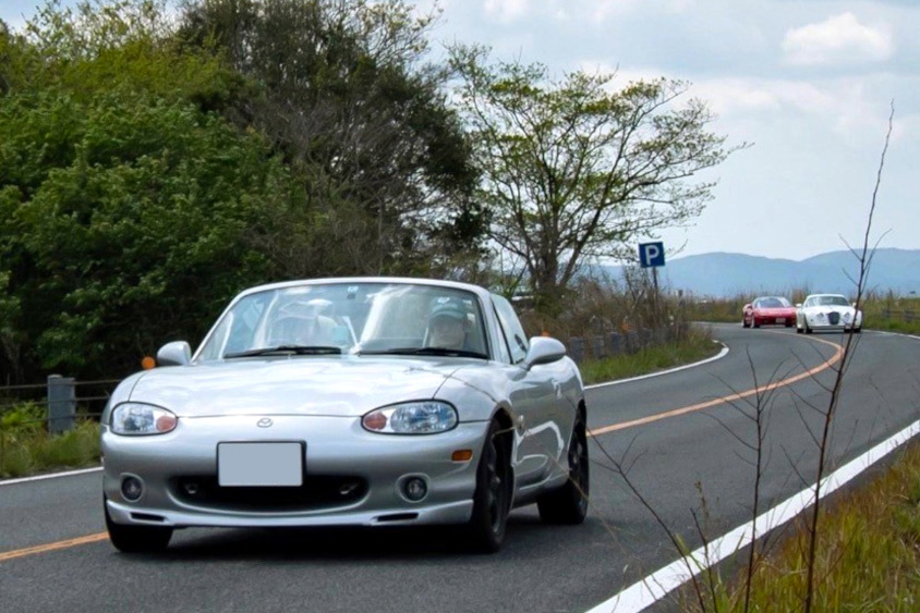 走行するマツダ・ロードスタNB