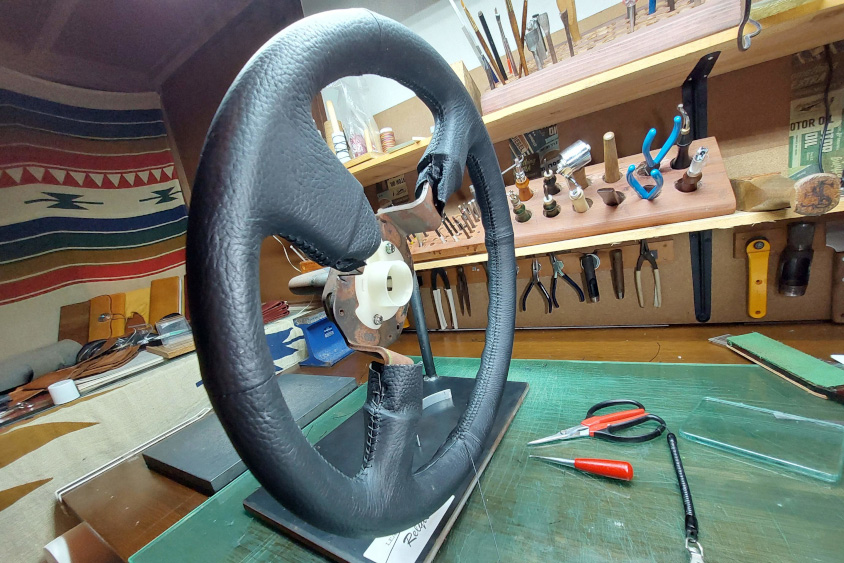 ホンダ・ビートのステアリングに革を巻く