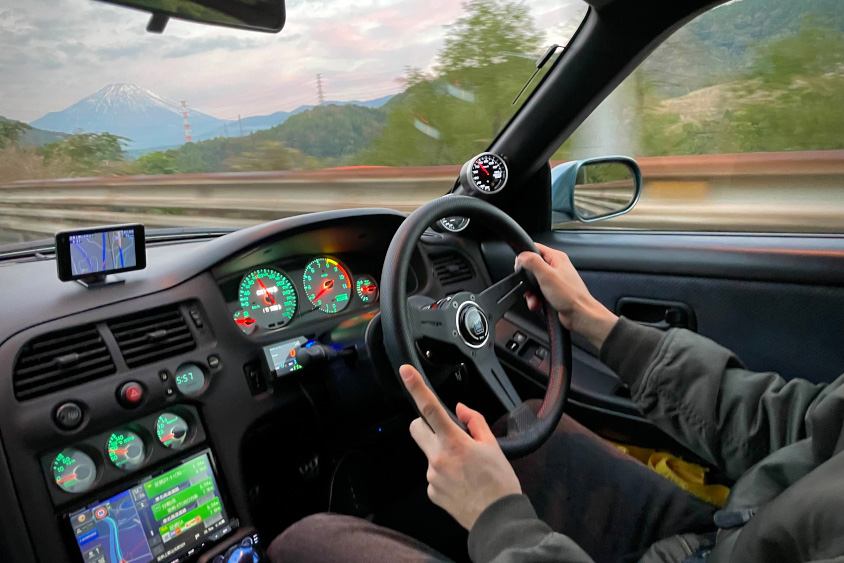 日産・スカイラインGT-R（R33）を運転するSegawa Kazukiさん