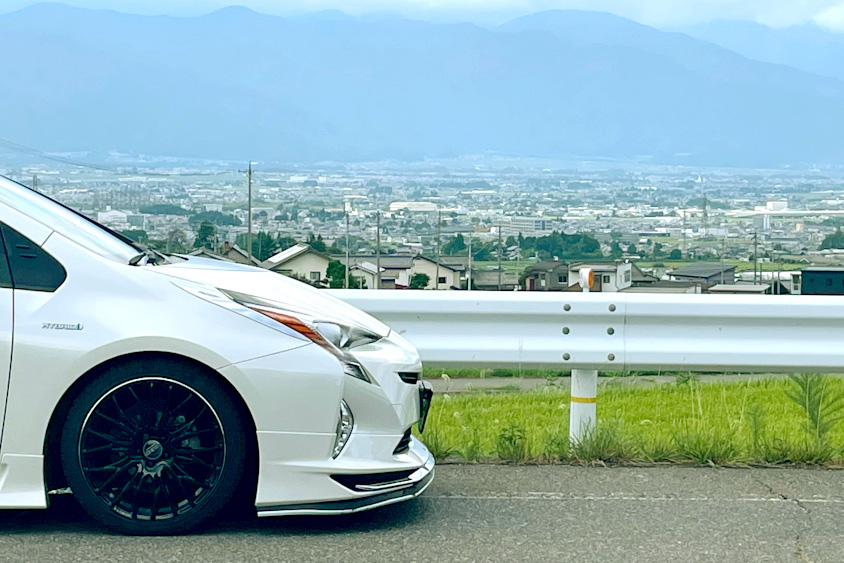 トヨタ・プリウスの右フロントサイドビュー