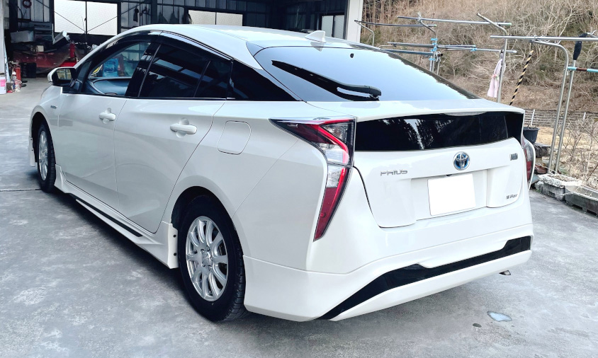 購入当初のトヨタ・プリウス左リアビュー