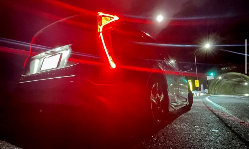 購入当初のトヨタ・プリウス右フロントビューの光テールランプ