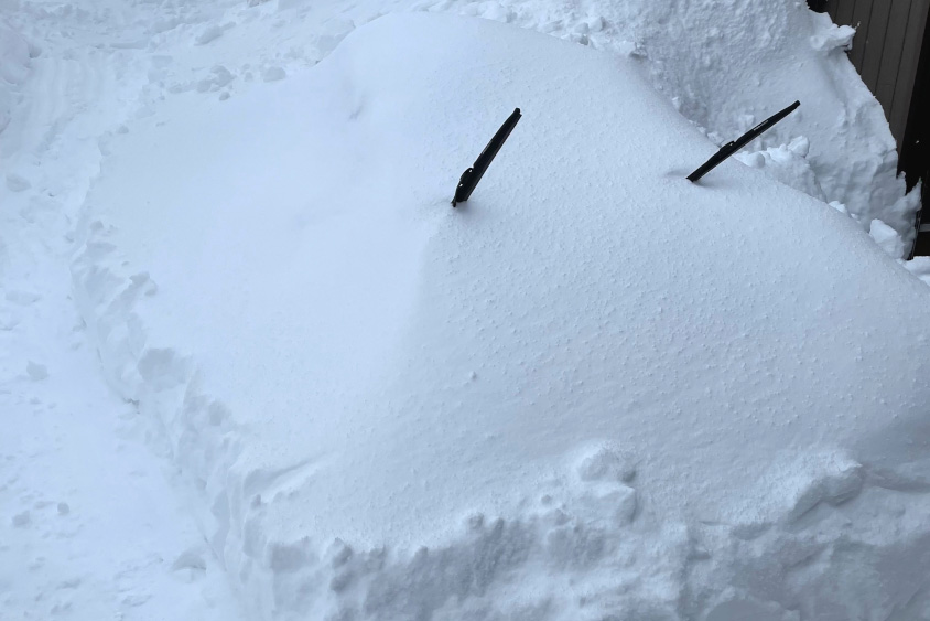 雪に埋もれるダイハツ・コペン セロ