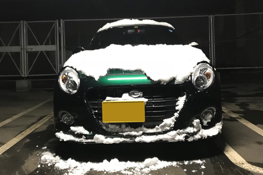 雪をかぶるダイハツ・コペン セロ