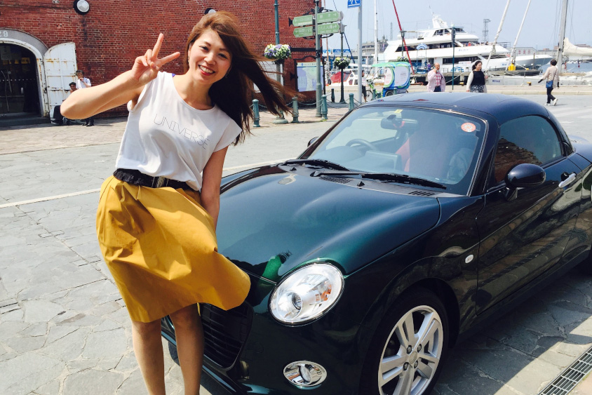 ダイハツ・コペン セロの前でポーズととるyu_copenさん