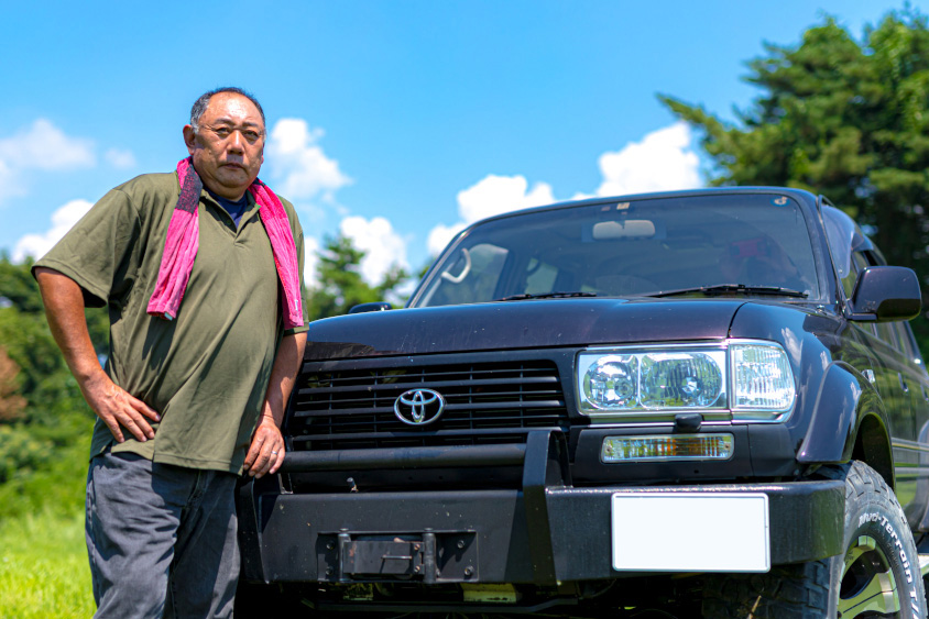 トヨタ・ランドクルーザー80とオーナーの酒井さん