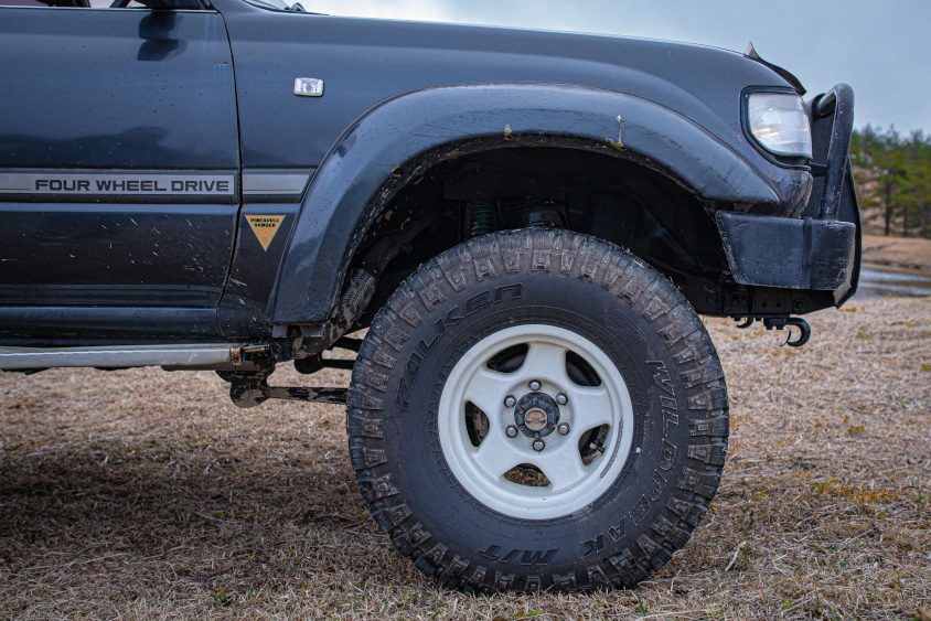 トヨタ・ランドクルーザー80の右フロントタイヤ