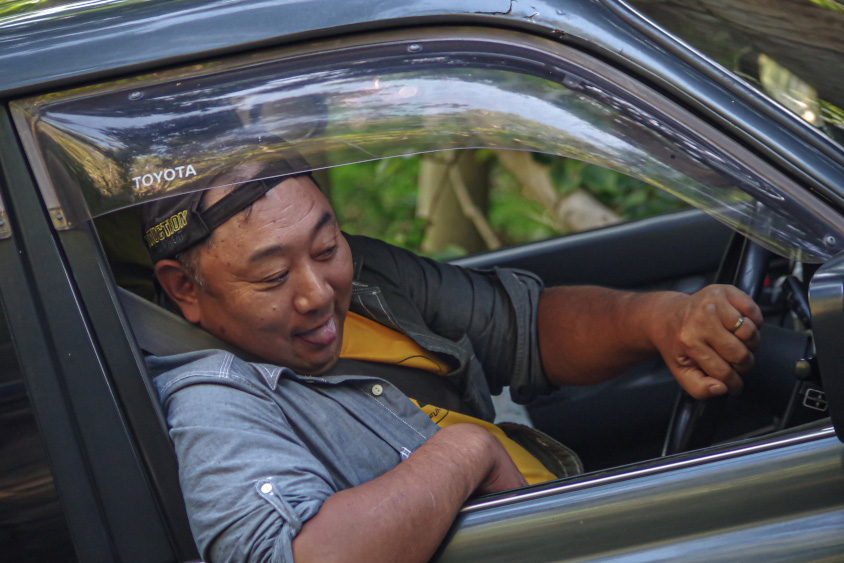 トヨタ・ランドクルーザー80を運転する酒井さん