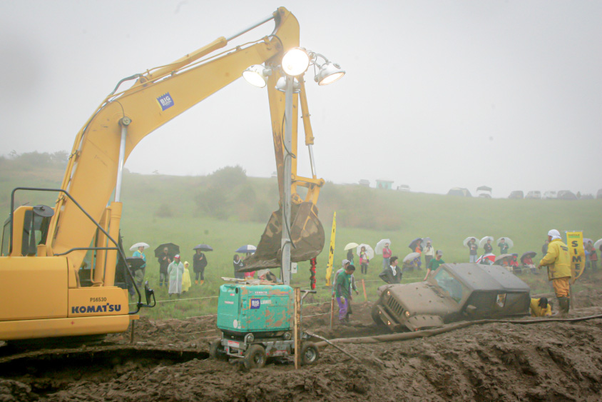 ユンボでコースを作る酒井さん