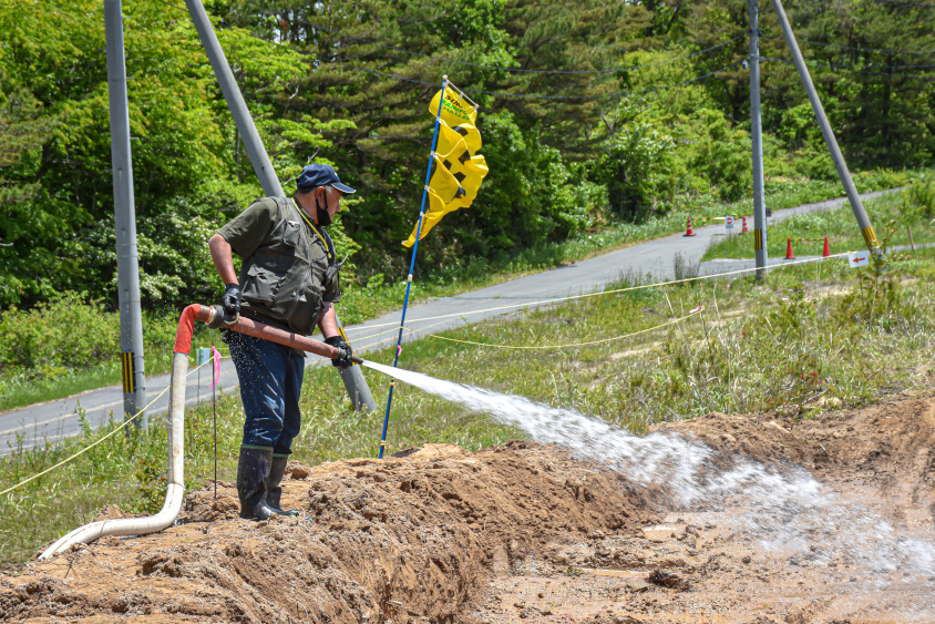 水を撒く酒井さん
