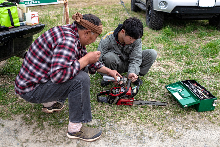 チェーンソーを教える酒井さん