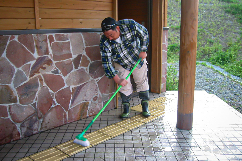 掃除をする酒井さん