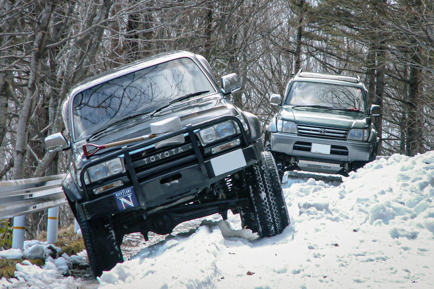 雪道を走るトヨタ・ランドクルーザー80