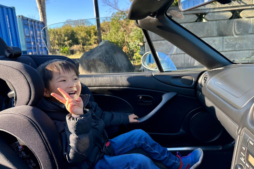 マツダ・ロードスター NBの助手席に座る息子さん