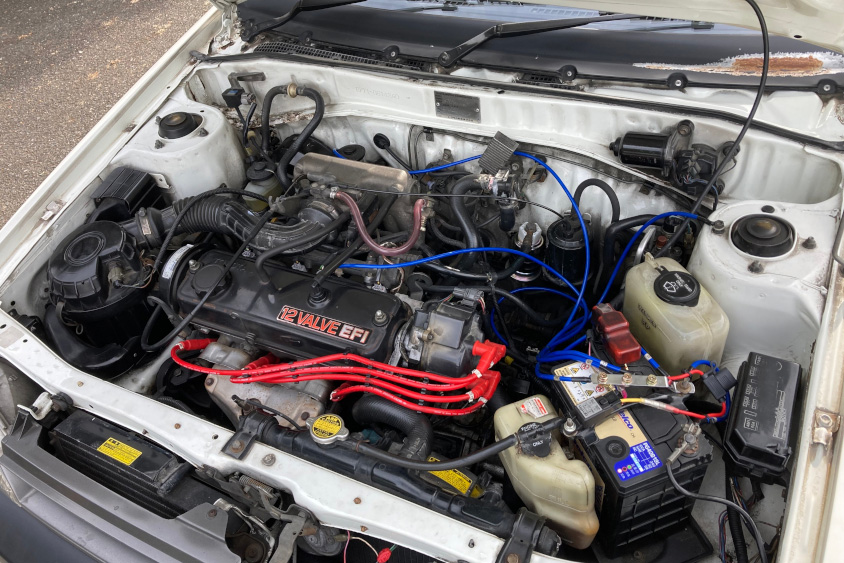 トヨタ・スターレットのエンジンルーム