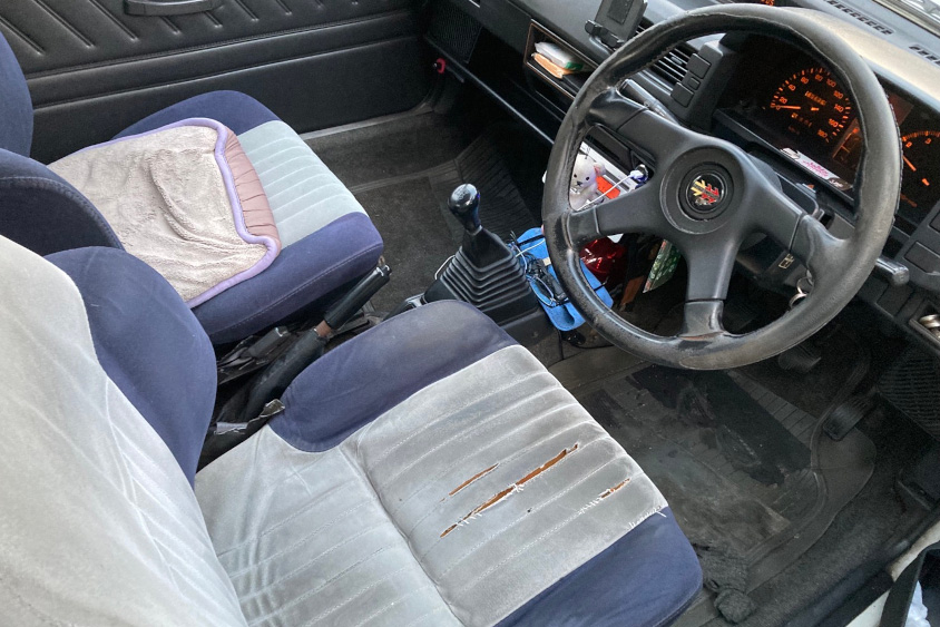 トヨタ・スターレットの運転席