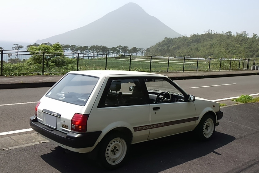 トヨタ・スターレットと山