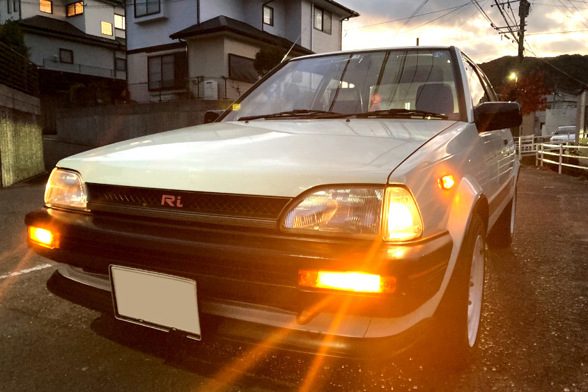 フォグが光るトヨタ・スターレット