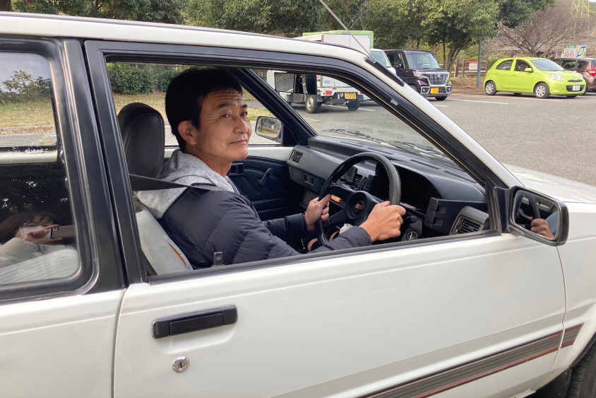 トヨタ・スターレットの運転席に座る山田さん