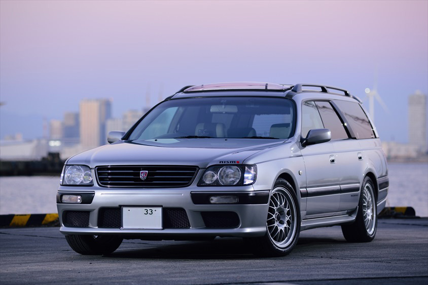 日産・ステージアの左フロントビュー