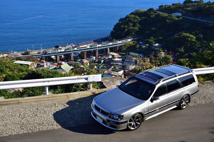 日産・ステージアとスーパービュー踊り子号