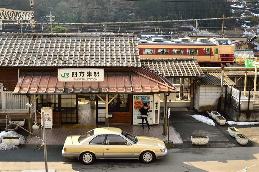 日産・ステージアと189系国鉄型特急