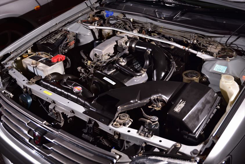 日産・ステージアのエンジンルーム