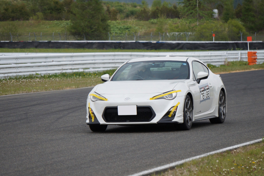 サーキットを走るトヨタ・86（前期）