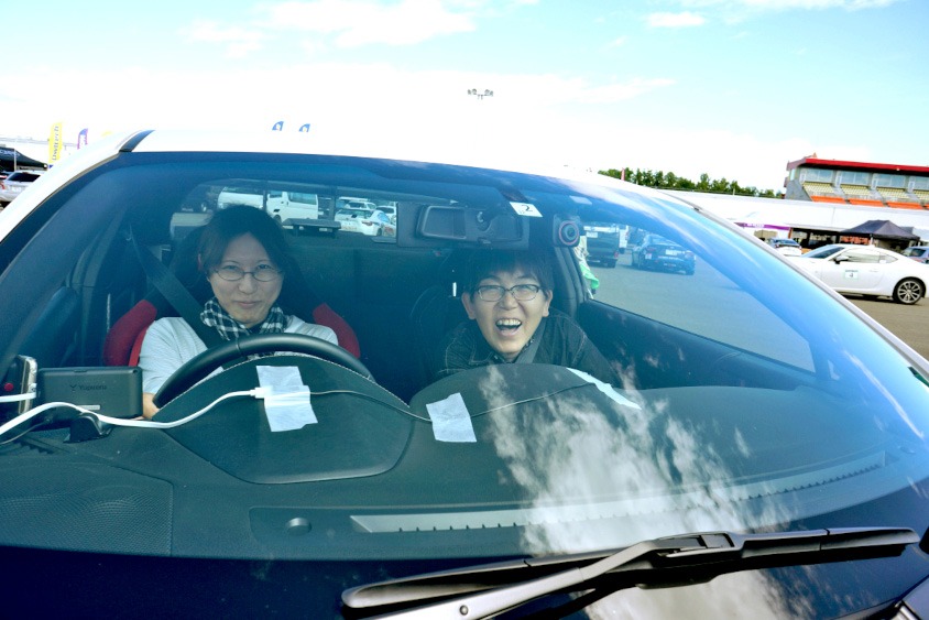 トヨタ・86の助手席に座る竹本さん