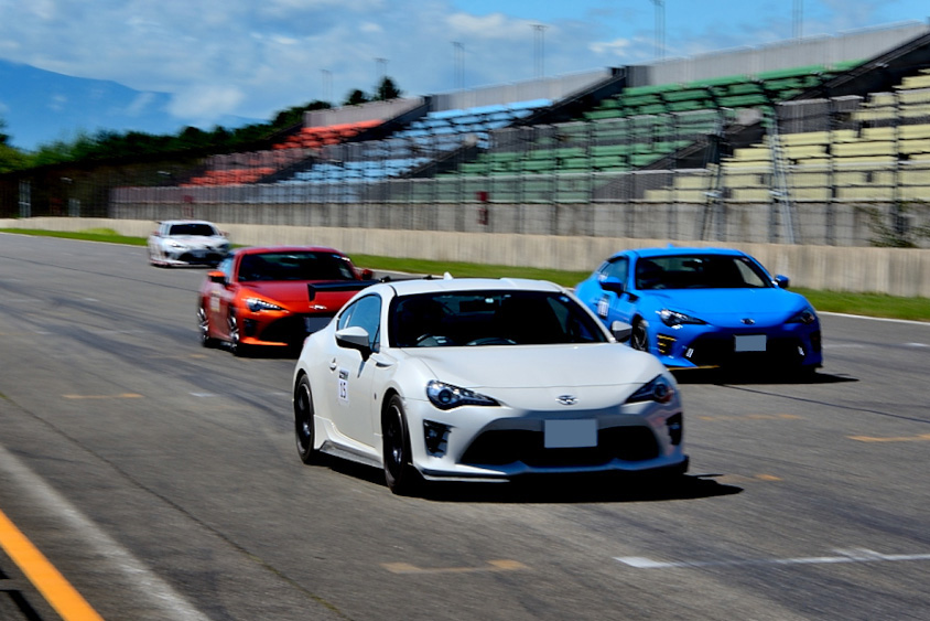 十勝スピードウェイを走るトヨタ・86