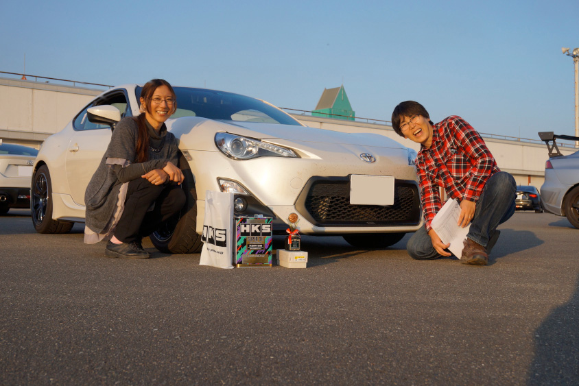 トヨタ・86の前で笑顔を見せる竹本さん