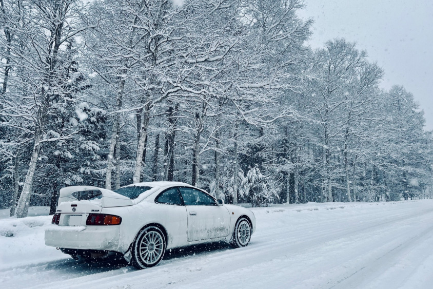 雪道を走るトヨタ・セリカGT FOUR ST205