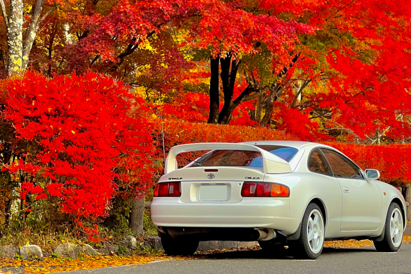 トヨタ・セリカGT FOUR ST205の右リアビューと紅葉