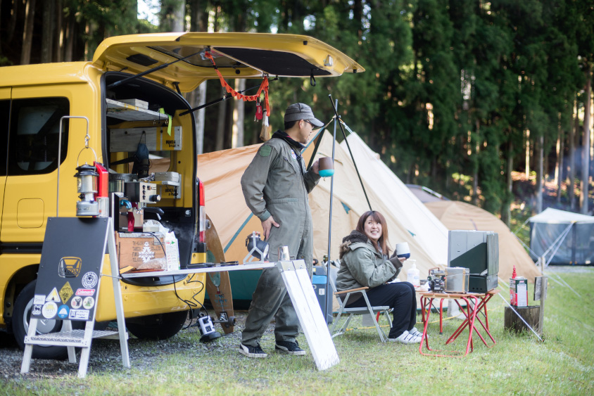 ホンダN-VANでキャンプをする哲さんファミリー