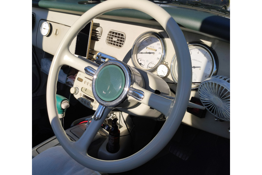日産・フィガロの運転席