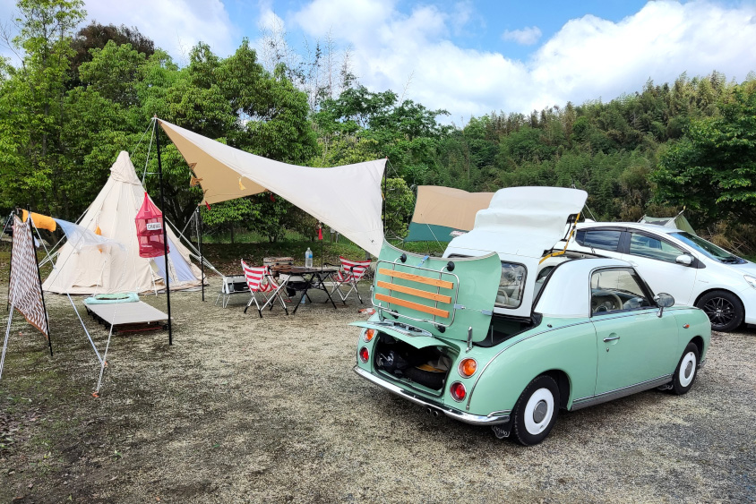 日産・フィガロの右リアビューとキャンプの様子