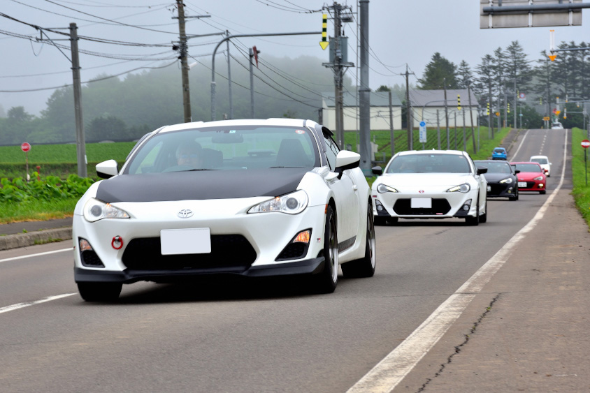 公道を走るトヨタ・86