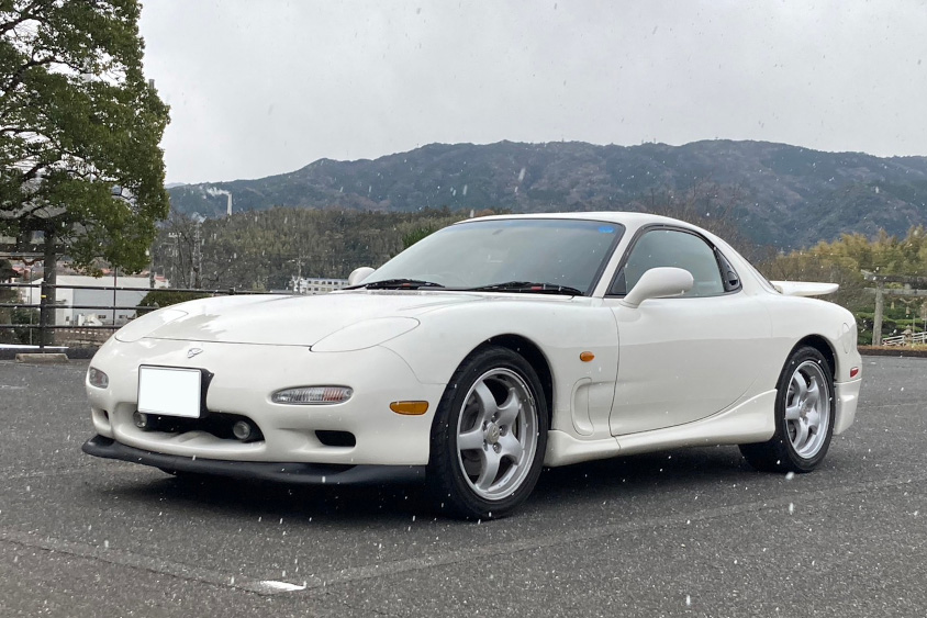 マツダ・RX-7の左フロントビュー