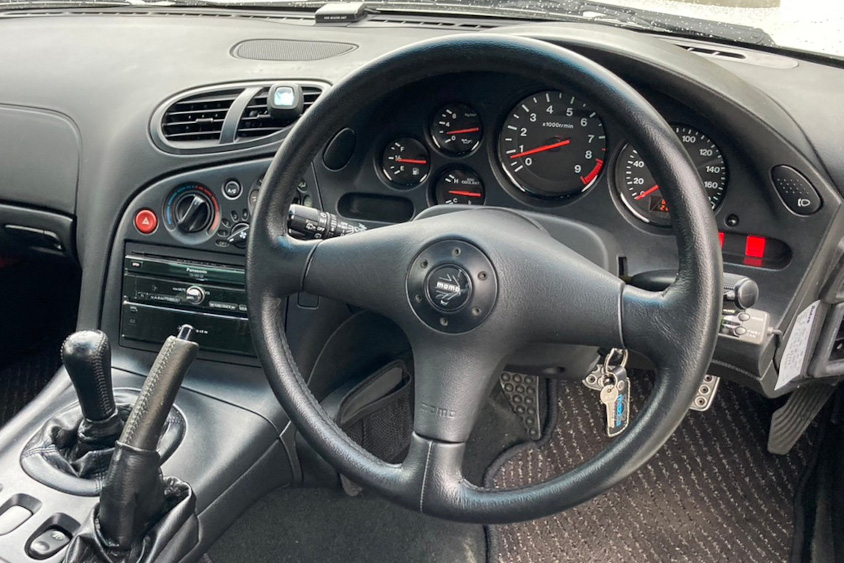 マツダ・RX-7のハンドルとメーター