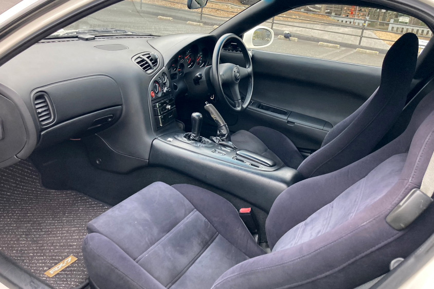 マツダ・RX-7の前席