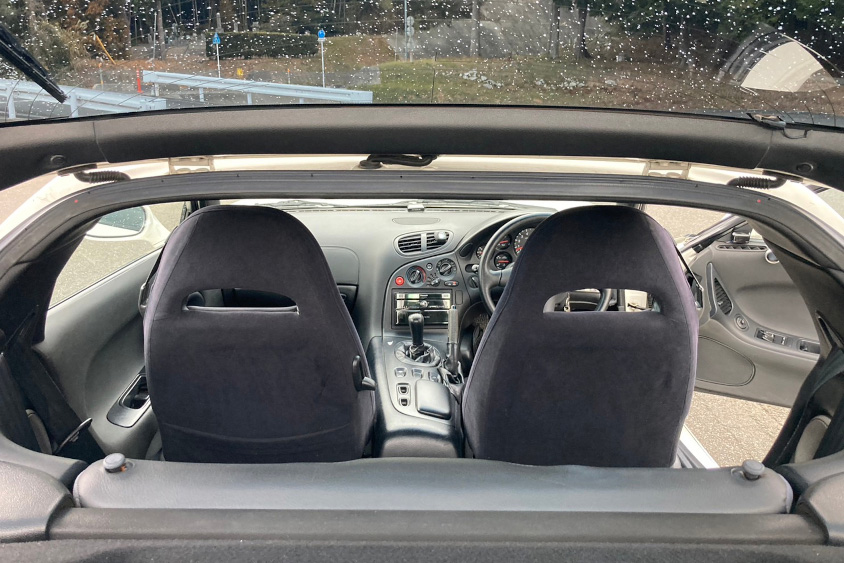 マツダ・RX-7のリアハッチからの室内