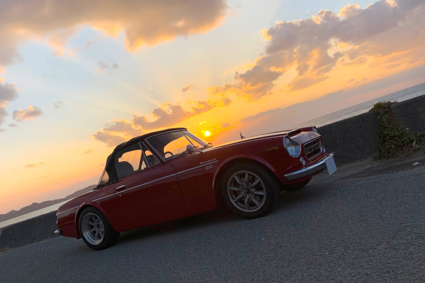 日産・ダットサン・フェアレディSR311のサイドビュー